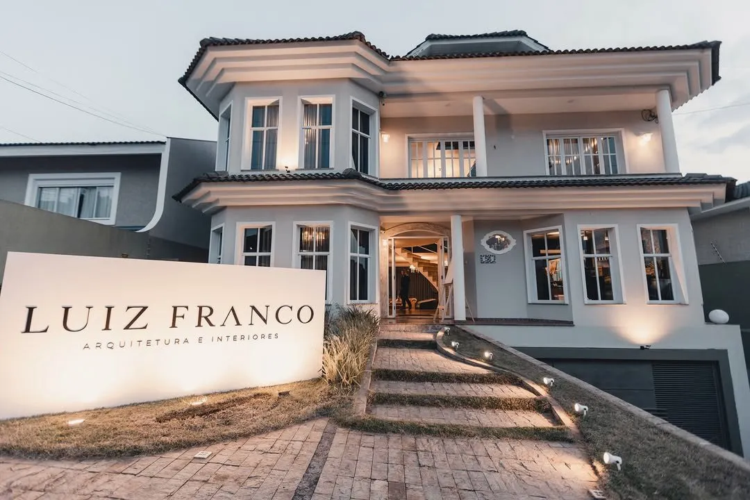 Fachada da Casa Luiz Franco com o letreiro na entrada