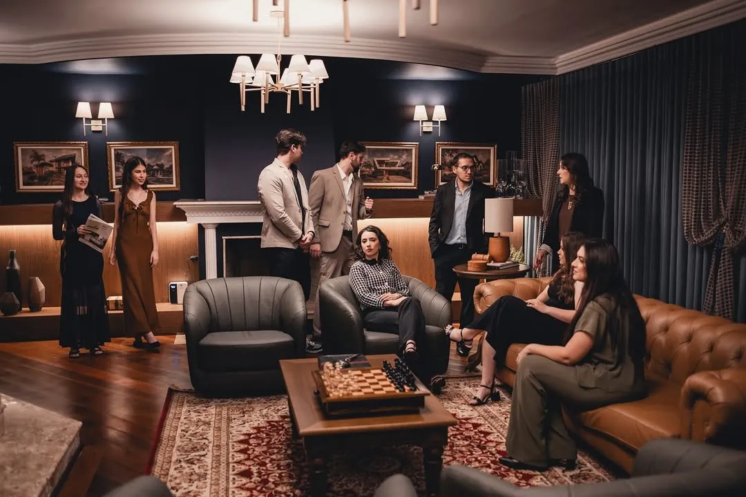Sala da Casa Luiz Franco com sofás de couro e paredes azuis