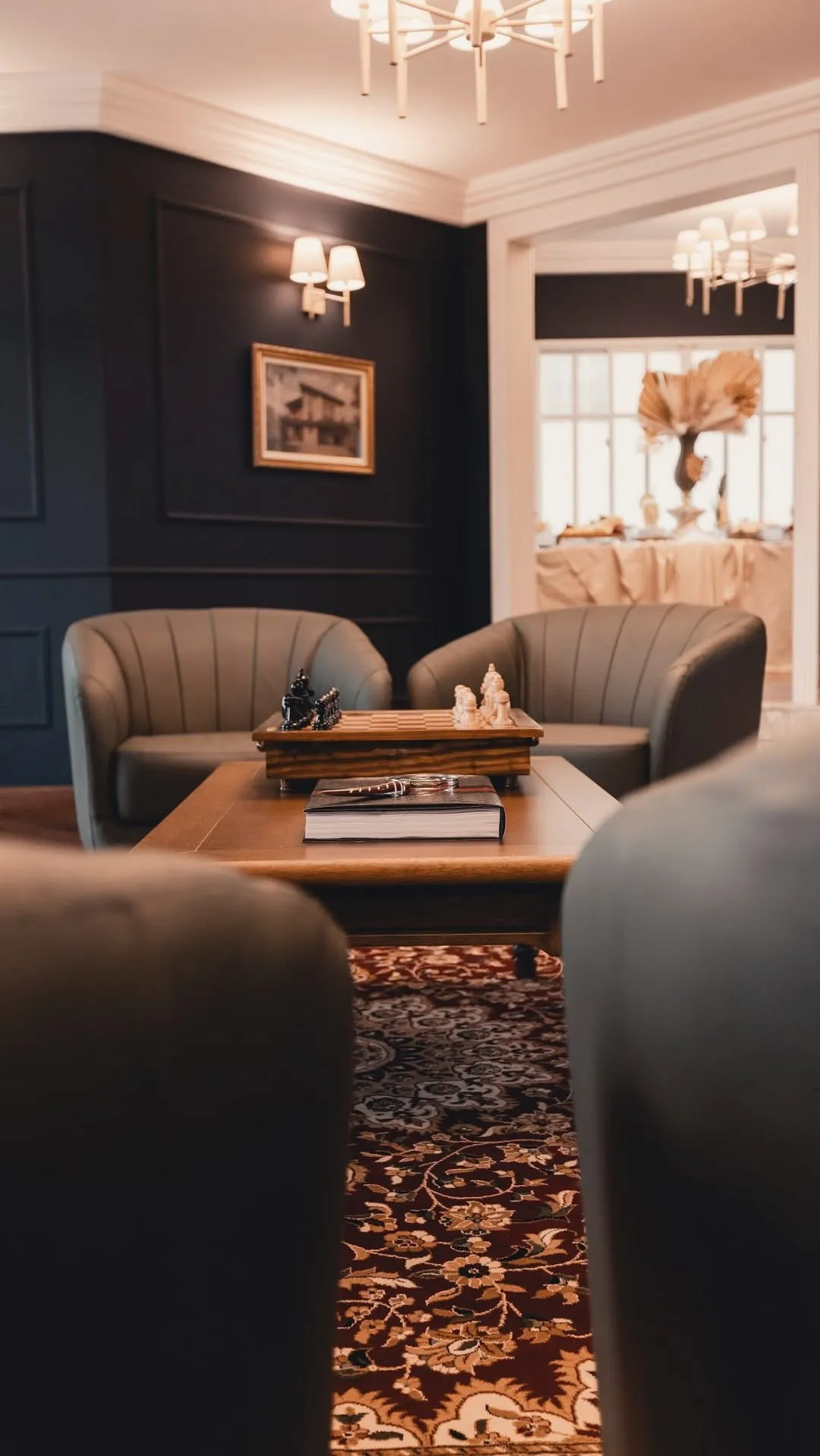 Sala com poltronas e lustre de cristal